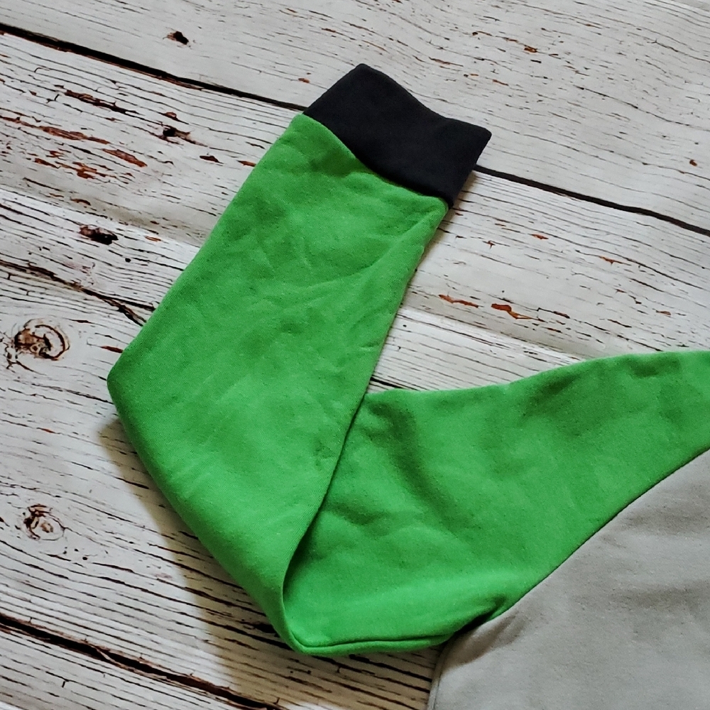 🆕️ Under Armour Green and Gray Color-Block Hoodie - Picture 5 of 8